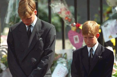Prinz Harry (rechts) und Prinz William stehen bei der Trauerfeier für ihre Mutter Diana vor der Westminster Abbey.