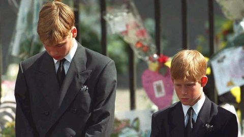 Prinz Harry (rechts) und Prinz William stehen bei der Trauerfeier für ihre Mutter Diana vor der Westminster Abbey.