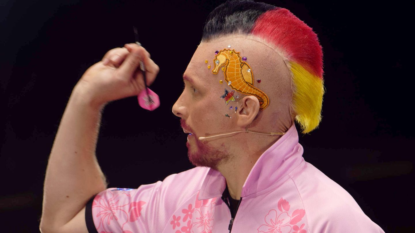 Oliver Pocher provokes with his outfit at the Celebrity Darts World Cup