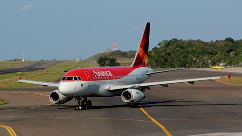 Ein Flugzeug von Avianca steht auf einem Rollfeld