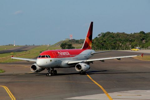 Ein Flugzeug von Avianca steht auf einem Rollfeld