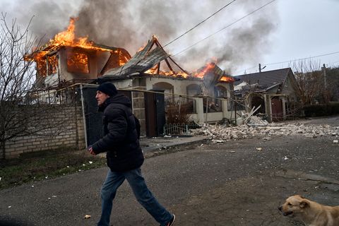 Cherson, Ukraine: Ein Anwohner läuft an einem brennenden Haus vorbei