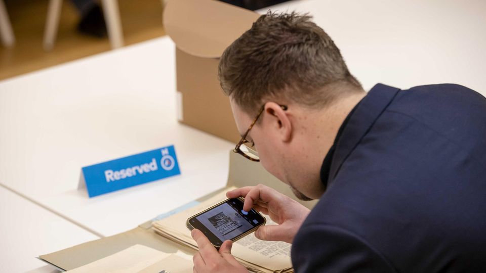 Mann fotografiert Nazi-Schatzkarte ab