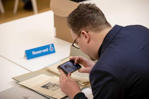 Mann fotografiert Nazi-Schatzkarte ab