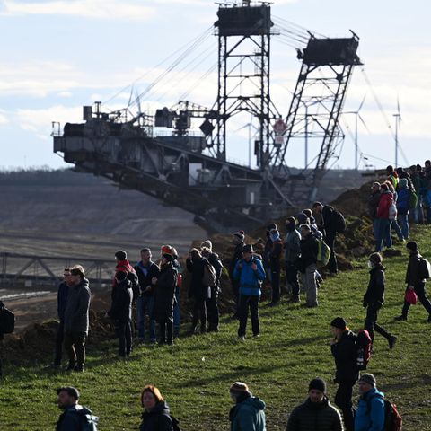 Menschen an der Abbruchkante des Braunkohletagebaus Garzweiler bei Lützerath