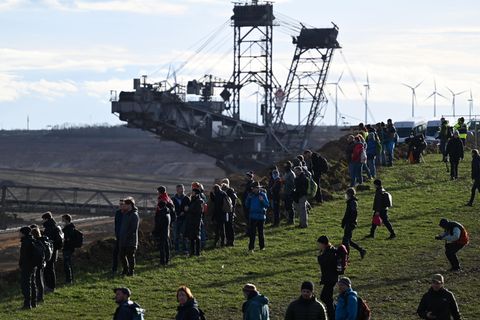 Menschen an der Abbruchkante des Braunkohletagebaus Garzweiler bei Lützerath