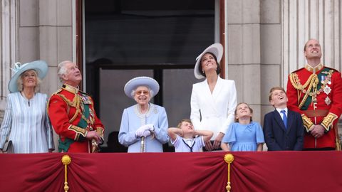 Ja, wo fliegen sie denn? Die Royal Family (hier auf einem Bild 2022) ist umgeben von zahlreichen Beratern. Prinz Harry rechnet mit diesen in seiner Autobiographie tierisch ab