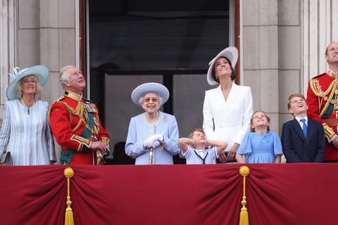 Ja, wo fliegen sie denn? Die Royal Family (hier auf einem Bild 2022) ist umgeben von zahlreichen Beratern. Prinz Harry rechnet mit diesen in seiner Autobiographie tierisch ab