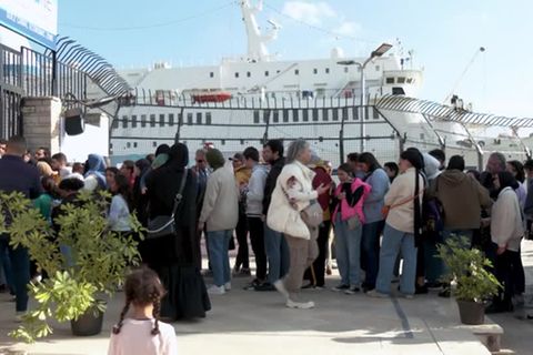 Video: Bücherschiff lockt Leseratten