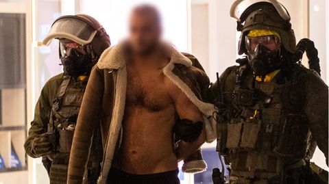Spezialkräfte der Polizei nahmen die beiden unter Terrorverdacht stehenden Brüder in Castrop-Rauxel fest