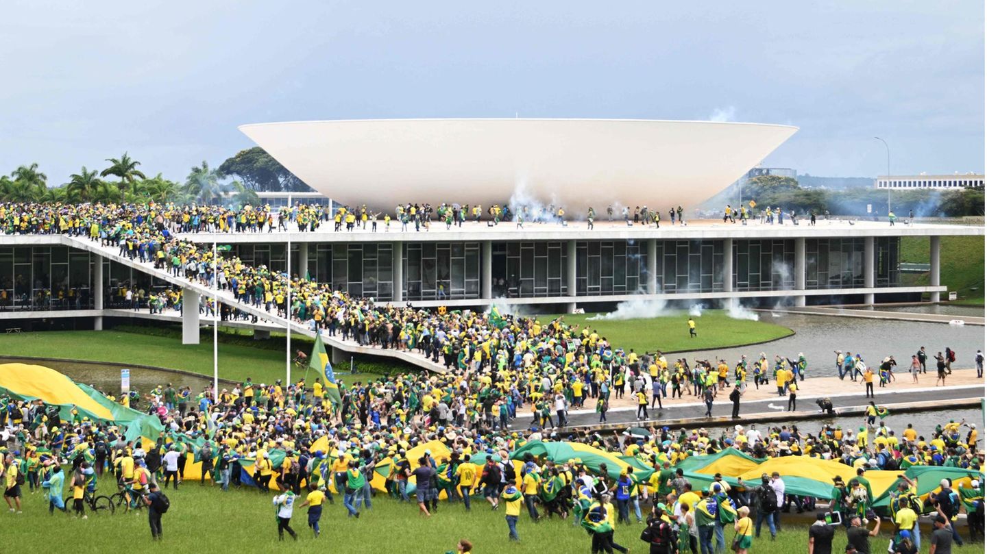 Gebäude verwüstet: Eskalation in Brasilia: Bolsonaro-Anhänger stürmen brasilianisches Parlament und Präsidentenpalast