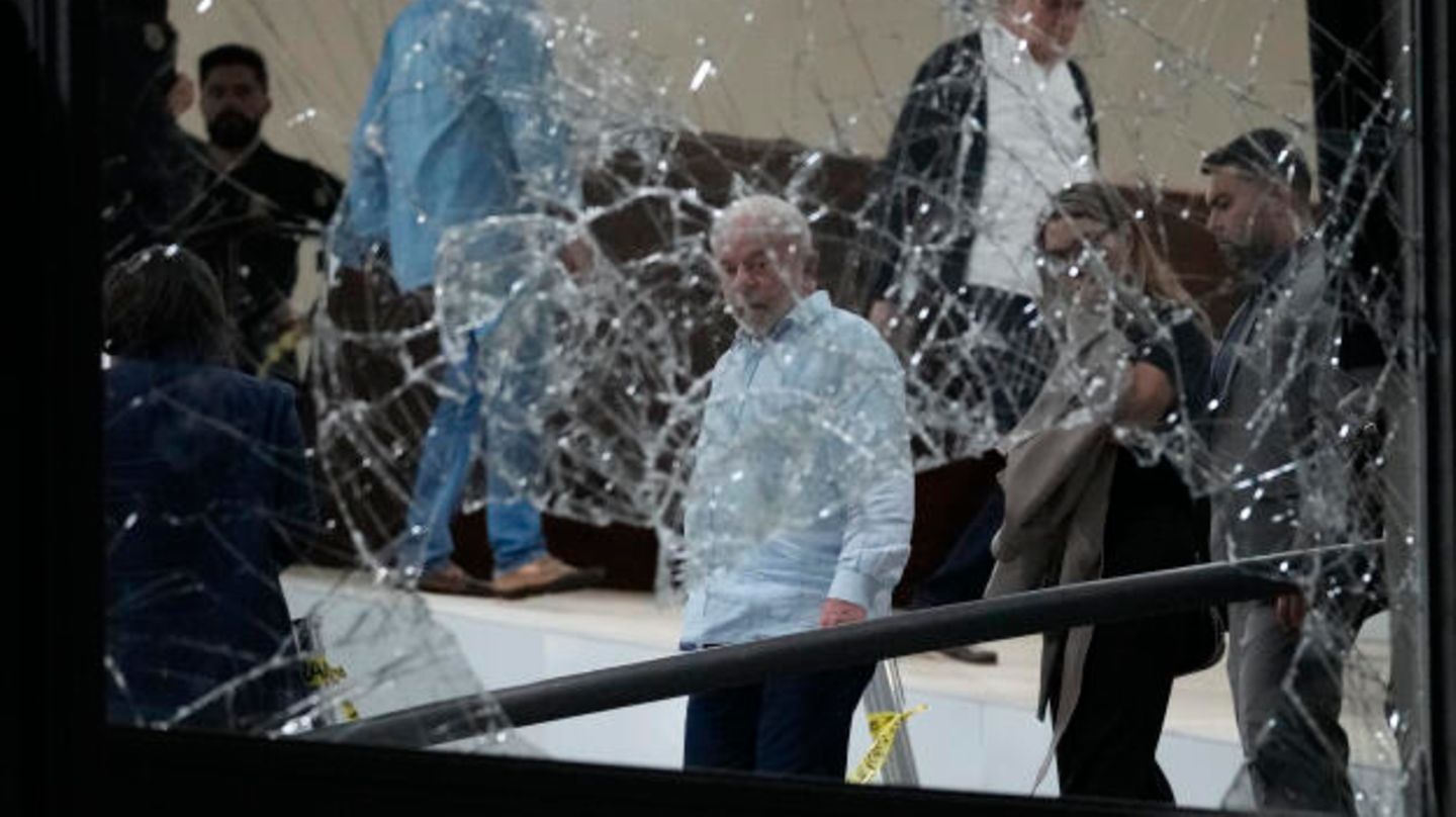 Brazil: President Lula visits government quarters after right-wing attack