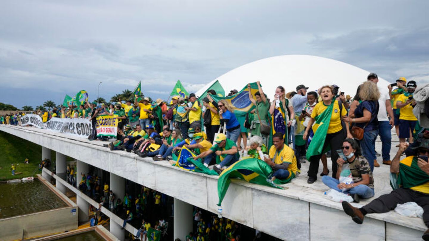 Rechte Demonstranten stehen auf dem Dach des Kongressgebäudes in Brasília Rechte Demonstranten stehen auf dem Dach des Kongressgebäudes in Brasília