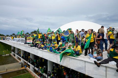 Rechte Demonstranten stehen auf dem Dach des Kongressgebäudes in Brasília