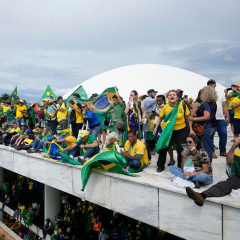 Rechte Demonstranten stehen auf dem Dach des Kongressgebäudes in Brasília