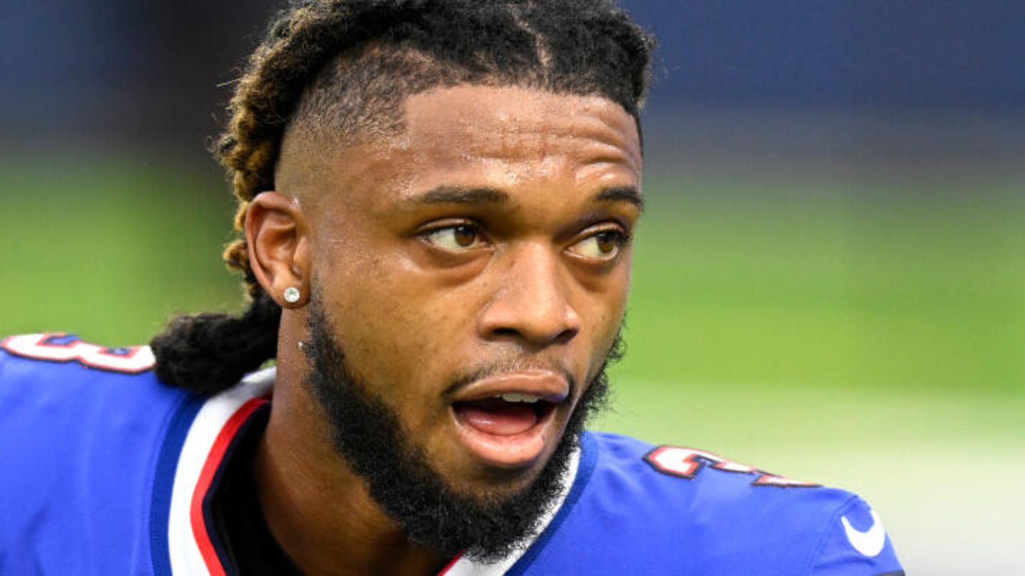 Damar Hamlin von den Buffalo Bills nimmt vor dem Spiel gegen die Los Angeles Rams seinen Helm ab
