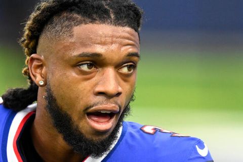 Damar Hamlin von den Buffalo Bills nimmt vor dem Spiel gegen die Los Angeles Rams seinen Helm ab