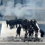 Schließlich rücken Einsatzkräfte in den Palácio do Planalto vor, um die Besatzer daraus zu vertreiben
