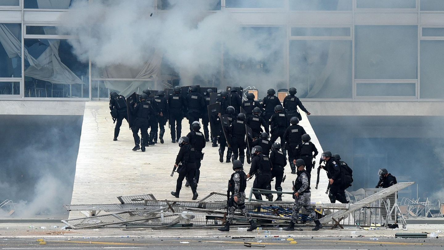Schließlich rücken Einsatzkräfte in den Palácio do Planalto vor, um die Besatzer daraus zu vertreiben