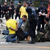 Erst nach Stunden bringen die Sicherheitskräfte die Lage wieder unter Kontrolle. Rund 230 Verdächtige werden festgenommen, wie Justizminister Flavio Dino mitteilt.