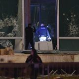 Polizisten inspizieren die vom Mob angerichteten Schäden im Gebäude des Obersten Gerichts. Bolsonaro verurteilt den Angriff seiner radikalen Anhänger. "Friedliche Demonstrationen sind Teil der Demokratie. Plünderungen und Überfälle auf öffentliche Gebäude, wie sie heute stattgefunden haben, fallen jedoch nicht darunter", schreibt der rechte Ex-Staatschef auf Twitter.