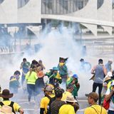 Doch auch durch Tränengas lassen sich die Angreifer nicht aufhalten