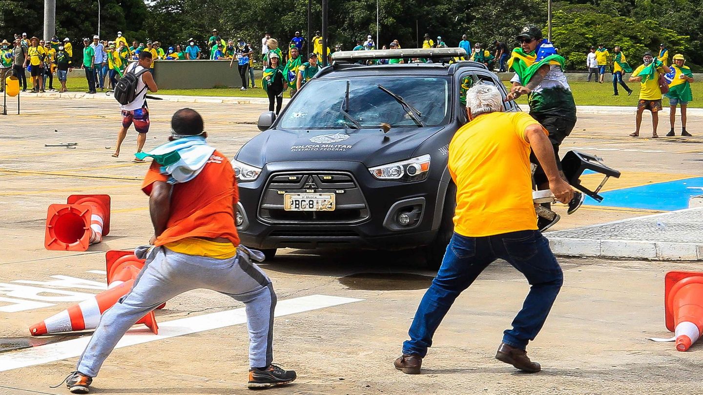 Ein Fahrzeug der Militärpolizei wird von mehreren Randalierern attackiert ...