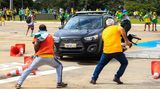 Ein Fahrzeug der Militärpolizei wird von mehreren Randalierern attackiert ...