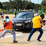 Ein Fahrzeug der Militärpolizei wird von mehreren Randalierern attackiert ...