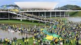 Tausende Bolsonaro-Anhänger marschieren zum Gebäude des Nationalkongresses, ... 