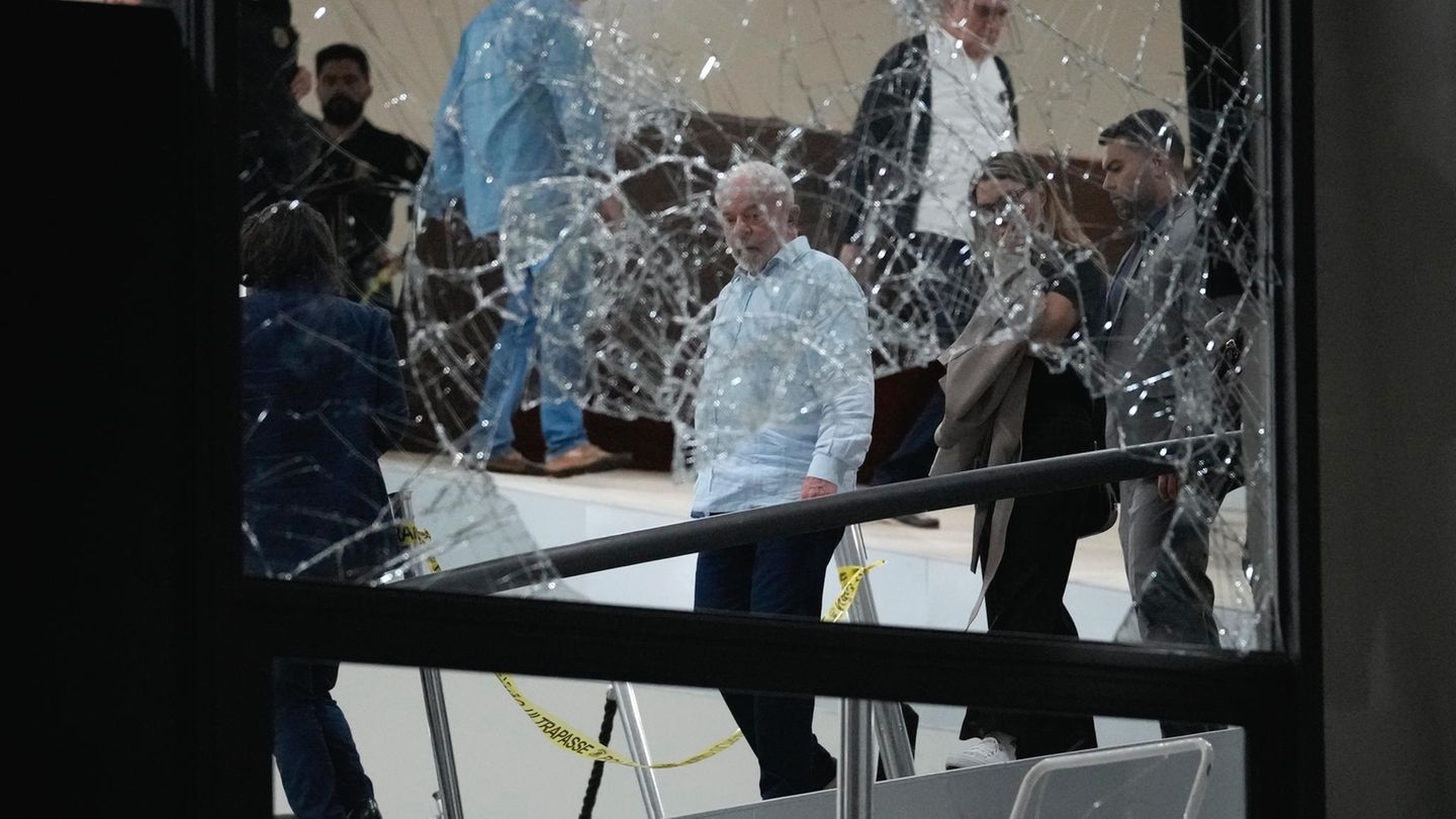 "Alle Vandalen werden gefunden und bestraft": Brasiliens Präsident Luiz Inacio Lula da Silva bei der Begutachtung des Palácio do Planalto, nachdem der Mob daraus vertrieben wurde