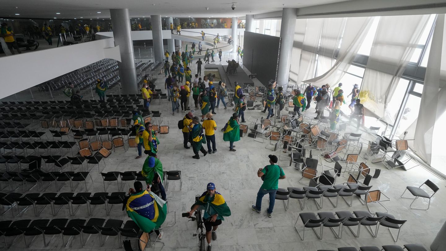 ... und dringen in den Nationalkongress, den Obersten Gerichtshof und den Regierungssitz Palácio do Planalto vor.