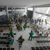 ... und dringen in den Nationalkongress, den Obersten Gerichtshof und den Regierungssitz Palácio do Planalto vor.