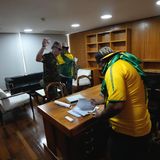 Auch in die Büros des Palácio brechen die Angreifer ein, randalieren, plündern und durchwühlen Unterlagen