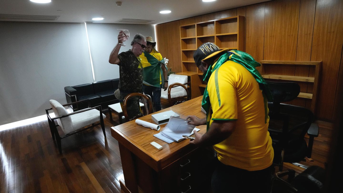 Auch in die Büros des Palácio brechen die Angreifer ein, randalieren, plündern und durchwühlen Unterlagen