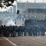 Sicherheitskräfte versuchen in der brasilianischen Hauptstadt Brasília, Anhänger des ehemaligen Präsidenten Jair Bolsonaro daran zu hindern, Regierungsgebäude zu stürmen