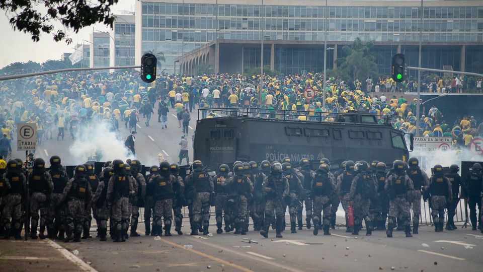 Aufruhr in Brasilien: Sicherheitskräfte versuchen in der brasilianischen Hauptstadt Brasília, Anhänger des ehemaligen Präsidenten Jair Bolsonaro daran zu hindern, Regierungsgebäude zu stürmen Sicherheitskräfte versuchen in der brasilianischen Hauptstadt Brasília, Anhänger des ehemaligen Präsidenten Jair Bolsonaro daran zu hindern, Regierungsgebäude zu stürmen