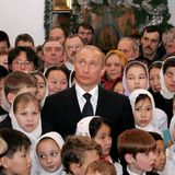 2006 zelebrierte Wladimir Putin das orthodoxe Weihnachtsfest inmitten von Kindern in der Christi Verklärungs-Kathedrale im sibirischen Jakutsk. Die Stadt hat rund 270.000 Einwohner und gilt als kälteste Großstadt der Welt. Bis ins 17. Jahrhundert herrschte in der Region Schamanismus vor – bevor die Jakuten zum orthodoxen Glauben konvertieren mussten. 