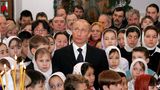 2006 zelebrierte Wladimir Putin das orthodoxe Weihnachtsfest inmitten von Kindern in der Christi Verklärungs-Kathedrale im sibirischen Jakutsk. Die Stadt hat rund 270.000 Einwohner und gilt als kälteste Großstadt der Welt. Bis ins 17. Jahrhundert herrschte in der Region Schamanismus vor – bevor die Jakuten zum orthodoxen Glauben konvertieren mussten. 
