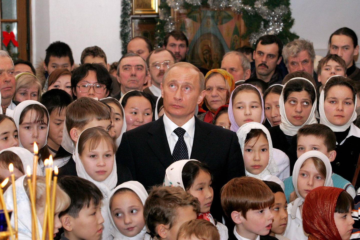 Anstrich des Heiligen : 2006 zelebrierte Wladimir Putin das orthodoxe Weihnachtsfest inmitten von Kindern in der Christi Verklärungs-Kathedrale im sibirischen Jakutsk. Die Stadt hat rund 270.000 Einwohner und gilt als kälteste Großstadt der Welt. Bis ins 17. Jahrhundert herrschte in der Region Schamanismus vor – bevor die Jakuten zum orthodoxen Glauben konvertieren mussten. 2006 zelebrierte Wladimir Putin das orthodoxe Weihnachtsfest inmitten von Kindern in der Christi Verklärungs-Kathedrale im sibirischen Jakutsk. Die Stadt hat rund 270.000 Einwohner und gilt als kälteste Großstadt der Welt. Bis ins 17. Jahrhundert herrschte in der Region Schamanismus vor – bevor die Jakuten zum orthodoxen Glauben konvertieren mussten.