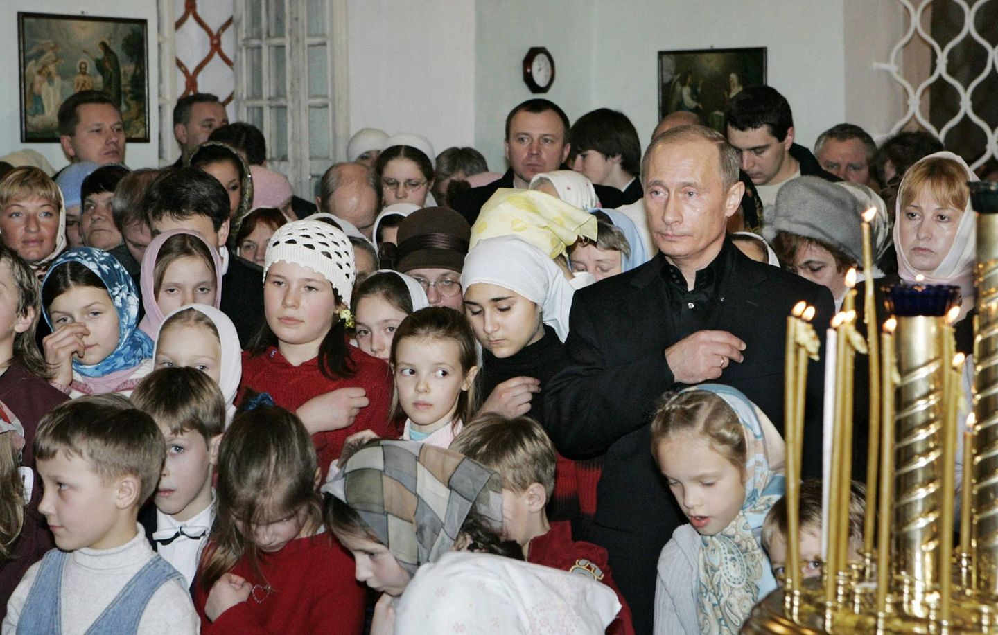 Anstrich des Heiligen : Auch 2007 umgab sich Putin mit Kindern. Dieses Mal wohnte er dem Weihnachtsgottesdienst in der Kathedrale der Geburt Christi des Neu-Jerusalem-Klosters bei, auch bekannt als das Auferstehungskloster Neu-Jerusalem, ein russisch-orthodoxes Männerkloster in der Stadt Istra in der Region Moskau. Auch 2007 umgab sich Putin mit Kindern. Dieses Mal wohnte er dem Weihnachtsgottesdienst in der Kathedrale der Geburt Christi des Neu-Jerusalem-Klosters bei, auch bekannt als das Auferstehungskloster Neu-Jerusalem, ein russisch-orthodoxes Männerkloster in der Stadt Istra in der Region Moskau.
