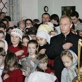 Auch 2007 umgab sich Putin mit Kindern. Dieses Mal wohnte er dem Weihnachtsgottesdienst in der Kathedrale der Geburt Christi des Neu-Jerusalem-Klosters bei, auch bekannt als das Auferstehungskloster Neu-Jerusalem, ein russisch-orthodoxes Männerkloster in der Stadt Istra in der Region Moskau. 