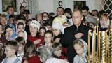 Auch 2007 umgab sich Putin mit Kindern. Dieses Mal wohnte er dem Weihnachtsgottesdienst in der Kathedrale der Geburt Christi des Neu-Jerusalem-Klosters bei, auch bekannt als das Auferstehungskloster Neu-Jerusalem, ein russisch-orthodoxes Männerkloster in der Stadt Istra in der Region Moskau. 