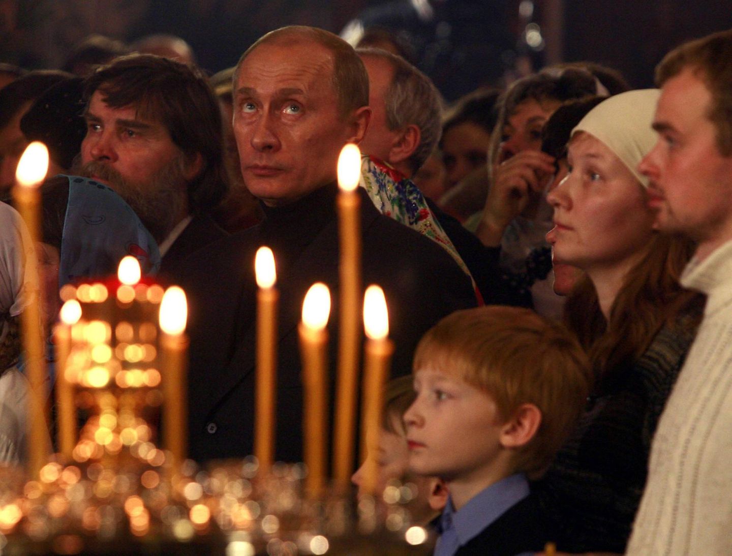 2008 setzte Putin die Inszenierung inmitten von Gläubigern und Kindern fort und besuchte den Gottesdienst in Weliki Ustjug, eine kleinen Stadt im äußersten Nordosten der Region Wologda. 