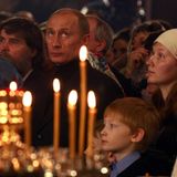 2008 setzte Putin die Inszenierung inmitten von Gläubigern und Kindern fort und besuchte den Gottesdienst in Weliki Ustjug, eine kleinen Stadt im äußersten Nordosten der Region Wologda. 