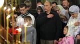 Nach zwei Amtszeiten ließ Putin zwischen 2008 und 2012 Dmitri Medwedew den Präsidentensitz für ihn warmhalten. Nach der damaligen russischen Verfassung konnte er kein drittes Mal in Folge das höchste Amt bekleiden. Doch auf die Inszenierung zu Weihnachten verzichtete Putin dennoch nicht. 2010 suchte er sich dafür einen Gottesdienst in Kastroma aus. 