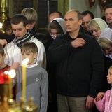 Nach zwei Amtszeiten ließ Putin zwischen 2008 und 2012 Dmitri Medwedew den Präsidentensitz für ihn warmhalten. Nach der damaligen russischen Verfassung konnte er kein drittes Mal in Folge das höchste Amt bekleiden. Doch auf die Inszenierung zu Weihnachten verzichtete Putin dennoch nicht. 2010 suchte er sich dafür einen Gottesdienst in Kastroma aus. 