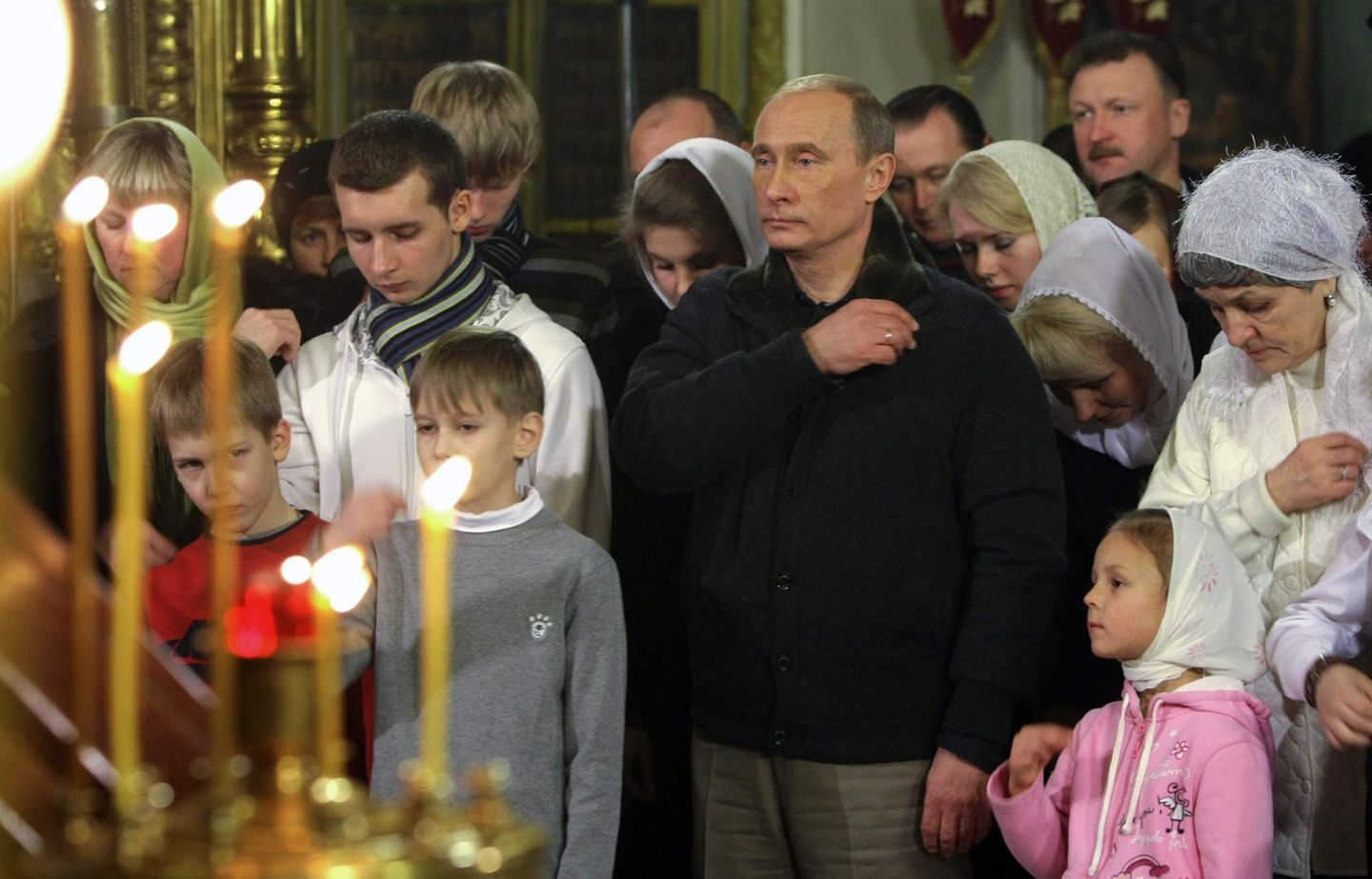 Anstrich des Heiligen : Nach zwei Amtszeiten ließ Putin zwischen 2008 und 2012 Dmitri Medwedew den Präsidentensitz für ihn warmhalten. Nach der damaligen russischen Verfassung konnte er kein drittes Mal in Folge das höchste Amt bekleiden. Doch auf die Inszenierung zu Weihnachten verzichtete Putin dennoch nicht. 2010 suchte er sich dafür einen Gottesdienst in Kastroma aus. Nach zwei Amtszeiten ließ Putin zwischen 2008 und 2012 Dmitri Medwedew den Präsidentensitz für ihn warmhalten. Nach der damaligen russischen Verfassung konnte er kein drittes Mal in Folge das höchste Amt bekleiden. Doch auf die Inszenierung zu Weihnachten verzichtete Putin dennoch nicht. 2010 suchte er sich dafür einen Gottesdienst in Kastroma aus.