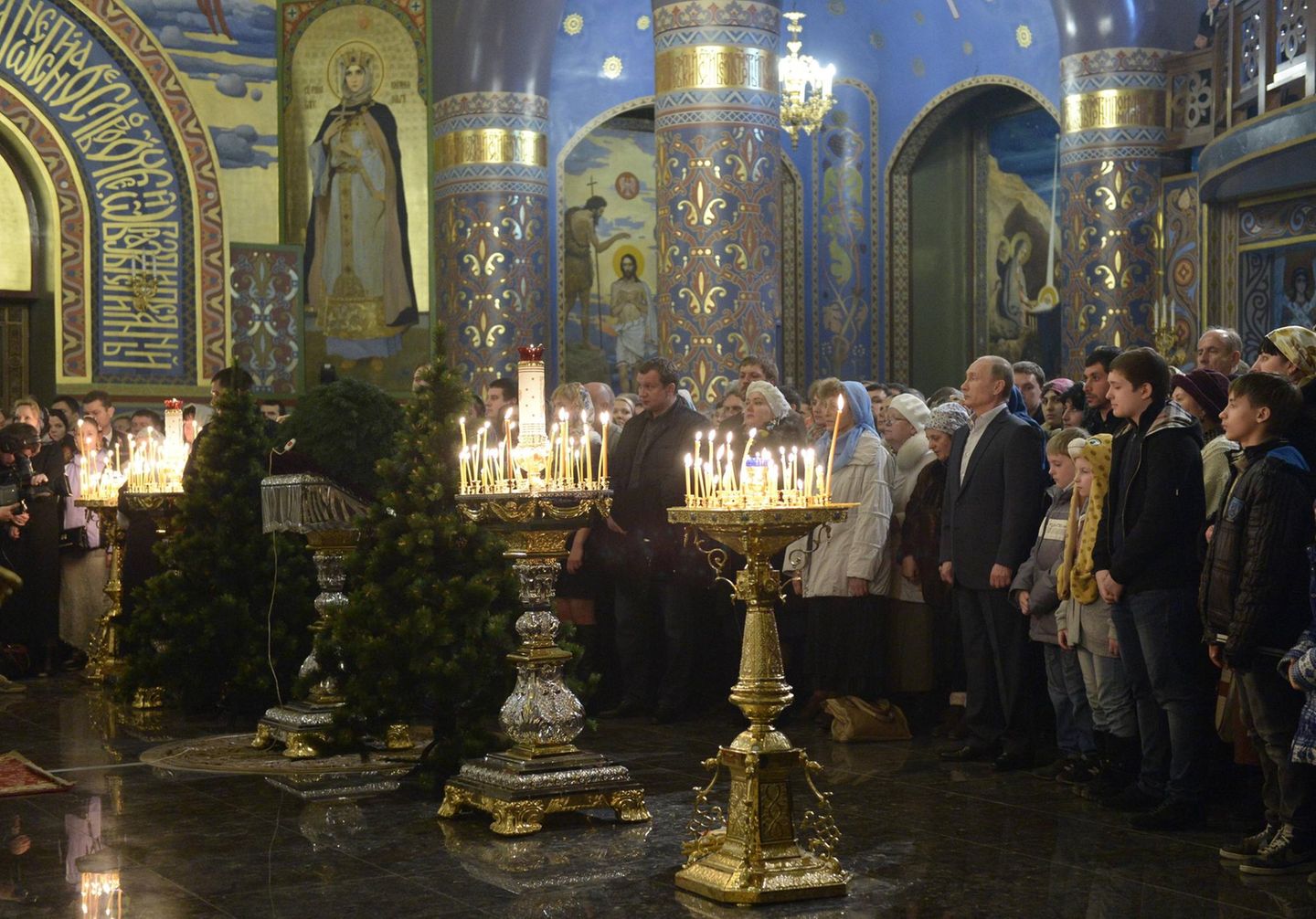 Aus diesem Grund fiel die Wahl auch 2014 auf Sotschi, als es um die Frage ging, wo Putin den Weihnachtsgottesdienst besucht. Ein willkommener Anlass, die neu erbaute Christi Erlöserkirche vorzuführen. 