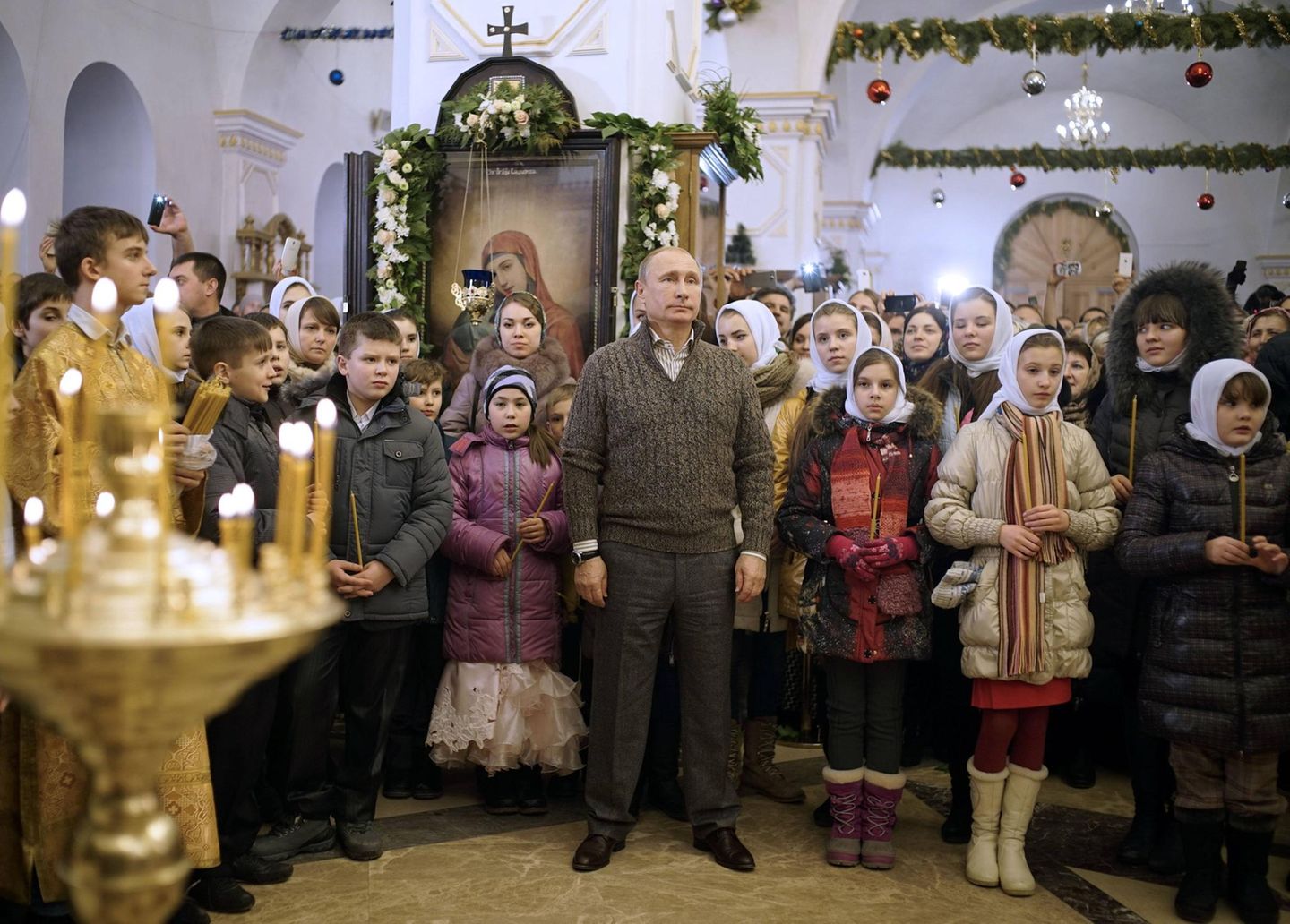 Anstrich des Heiligen : Zum orthodoxen Weihnachten 2015 war die Welt bereits eine andere. Im März 2014 hatte Putin die ukrainische Halbinsel Krim annektiert. Um Nähe zu seinem beanspruchten Herrschaftsgebiet zu demonstrieren, besuchte Putin einen Gottesdienst in der Fürbitte-Kathedrale in Woronesch, einer Stadt rund 200 Kilometer von der ukrainischen Grenze entfernt. Einen Besuch auf der annektierten Krim wagte Putin nicht. Zum orthodoxen Weihnachten 2015 war die Welt bereits eine andere. Im März 2014 hatte Putin die ukrainische Halbinsel Krim annektiert. Um Nähe zu seinem beanspruchten Herrschaftsgebiet zu demonstrieren, besuchte Putin einen Gottesdienst in der Fürbitte-Kathedrale in Woronesch, einer Stadt rund 200 Kilometer von der ukrainischen Grenze entfernt. Einen Besuch auf der annektierten Krim wagte Putin nicht.